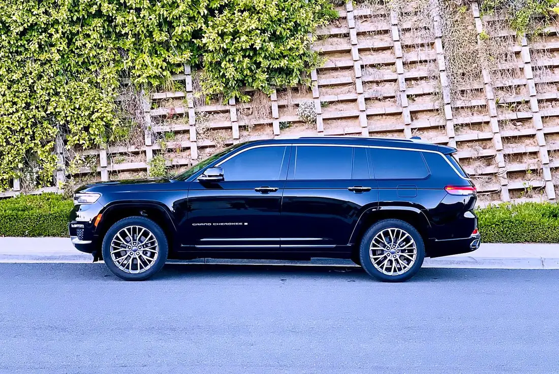 Flota-managed black Jeep Grand Cherokee L Summit